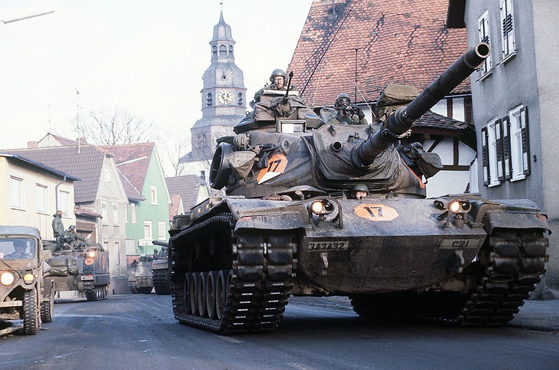 Основной боевой танк (M60A3) 3-й Бронетанковой дивизии движется по Фульдскому коридору, пролегающему от границы между землей Гессен и Тюрингией до Франкфурта-на-Майне; в этом районе находятся две низменности, и в ходе внезапного наступления советских войск и союзников по Варшавскому договору танки могли бы преодолеть их и форсировать Рейн – 1985 г. © US Army