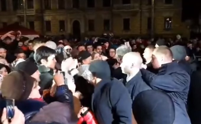 Охранник Порошенко выбил гаджет из рук подростка: видео