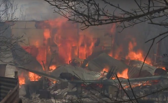 В Австралии почти полностью сгорел город - видео