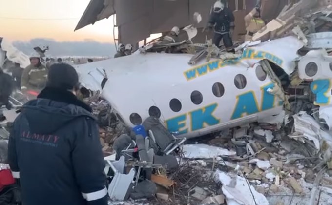 Авиакатастрофа в Алматы. Самолет упал на взлете - первые видео