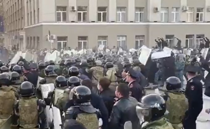 В РФ 2000 человек вышли на протест против карантина: видео столкновений с ОМОНом