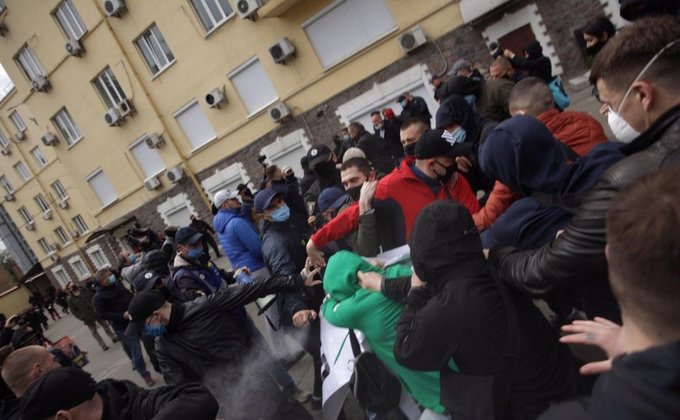 Возле офиса Медведчука в Киеве прошел протест, есть задержанные - видео