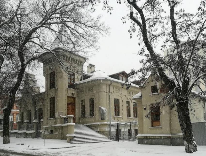 Дом дне. Дом Брежнева в Днепропетровске. Дом Брежнева. Дом Брежнева Молдова. ЦИКОВСКИЙ дом Брежнева.