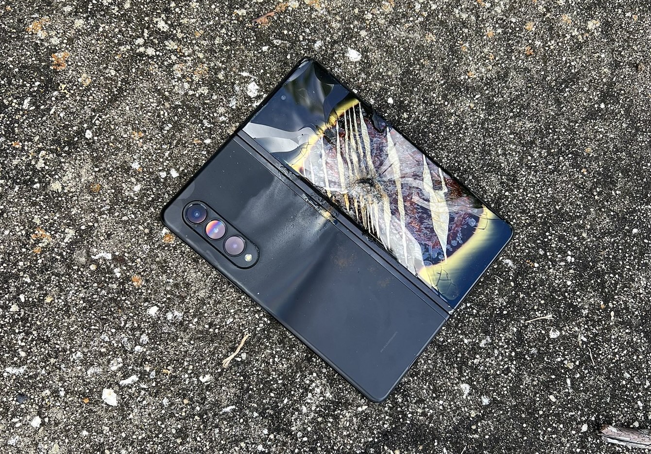 Samsung Galaxy Z Fold 3 загорелся, никто не пострадал | Новости Украины |  LIGA.net