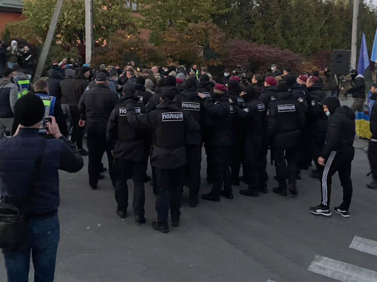 Митинги в Козине: возле дома Порошенко произошли столкновения – фото, видео  | Новости Украины | LIGA.net