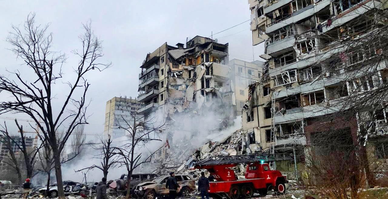 Появилось видео прямого попадания российской ракеты в многоэтажку в Днепре  | Новости Украины | LIGA.net