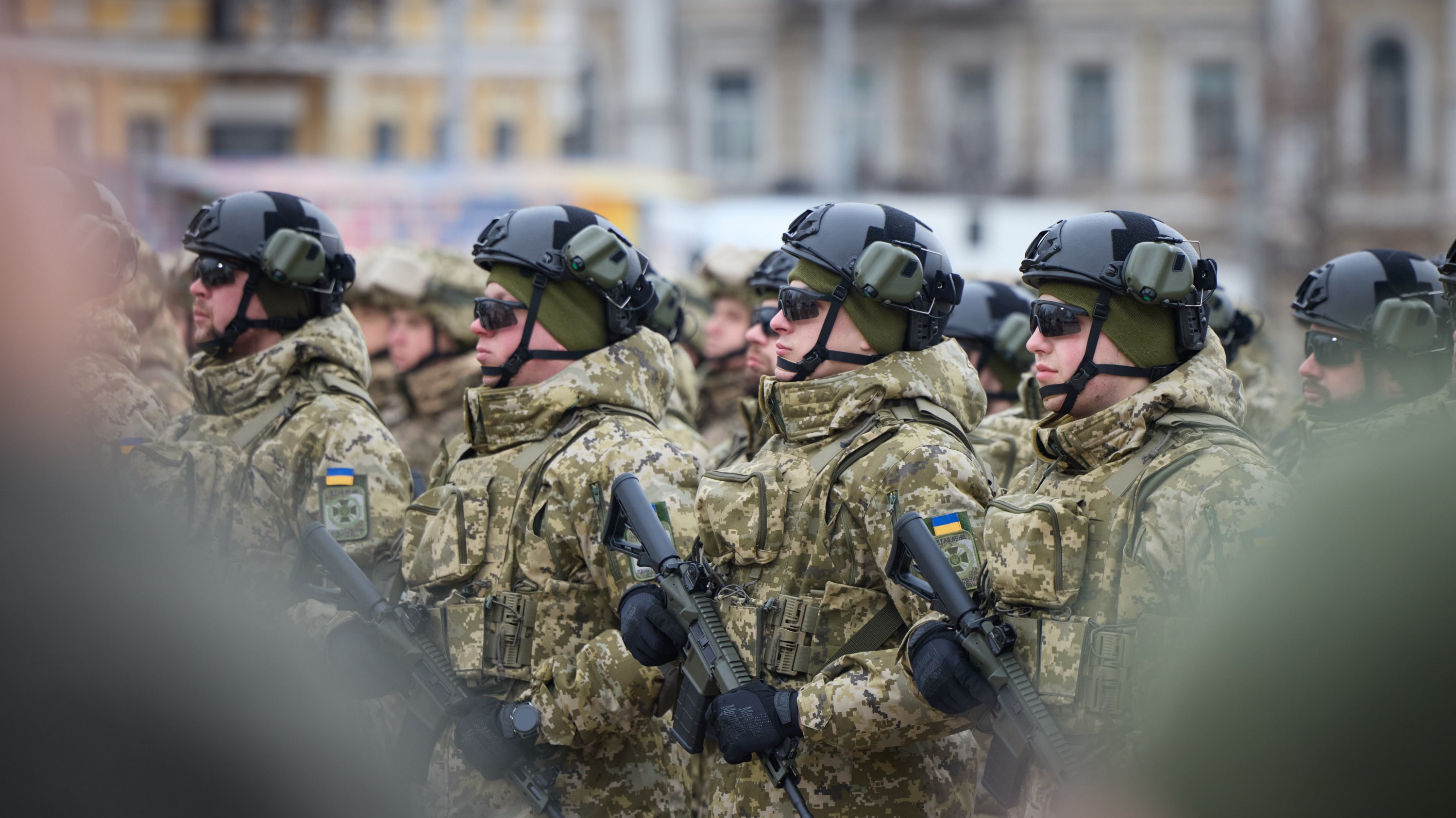 Уместно ли гражданским носить одежду, похожую на военную форму | Новости  Украины | LIGA.net