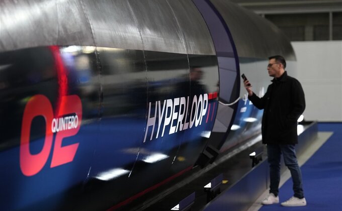 У 2023-му українці мали їздити на Hyperloop, але його немає. Що сталося з проєктом Омеляна