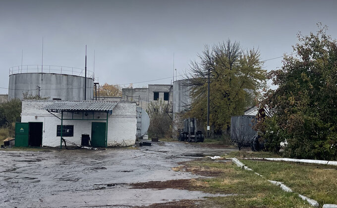 На державному спиртзаводі знайшли підпільний цех з секретним входом – фото