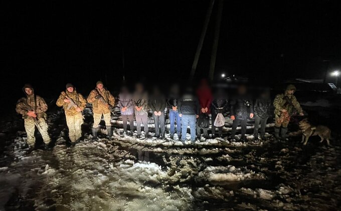 Біля Ужгорода затримали велику групу ймовірних ухилянтів. Збирались перейти у Словаччину