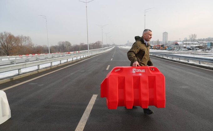 У Києві добудували ділянку Великої кільцевої дороги. Впирається у майбутній тунель — фото