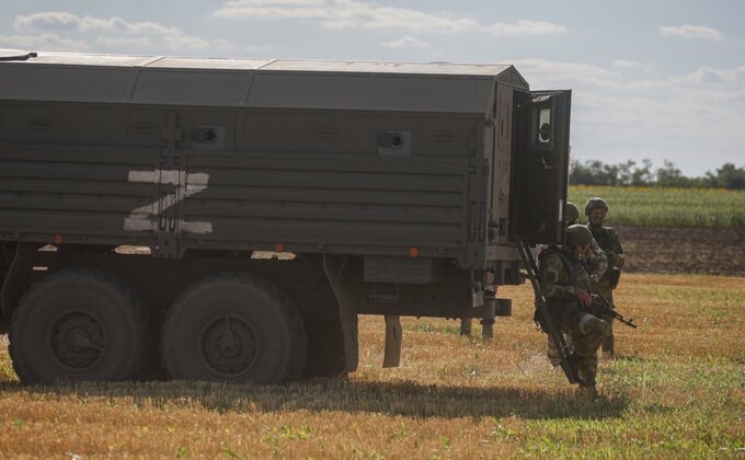 HIMARS вдарив по скупченню техніки росіян на заправці під Херсоном – відео