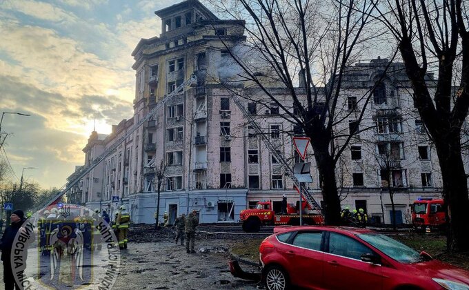 З'явилися фото наслідків ракетного удару Росії по Києву. Поранено 12 людей, деталі обстрілу