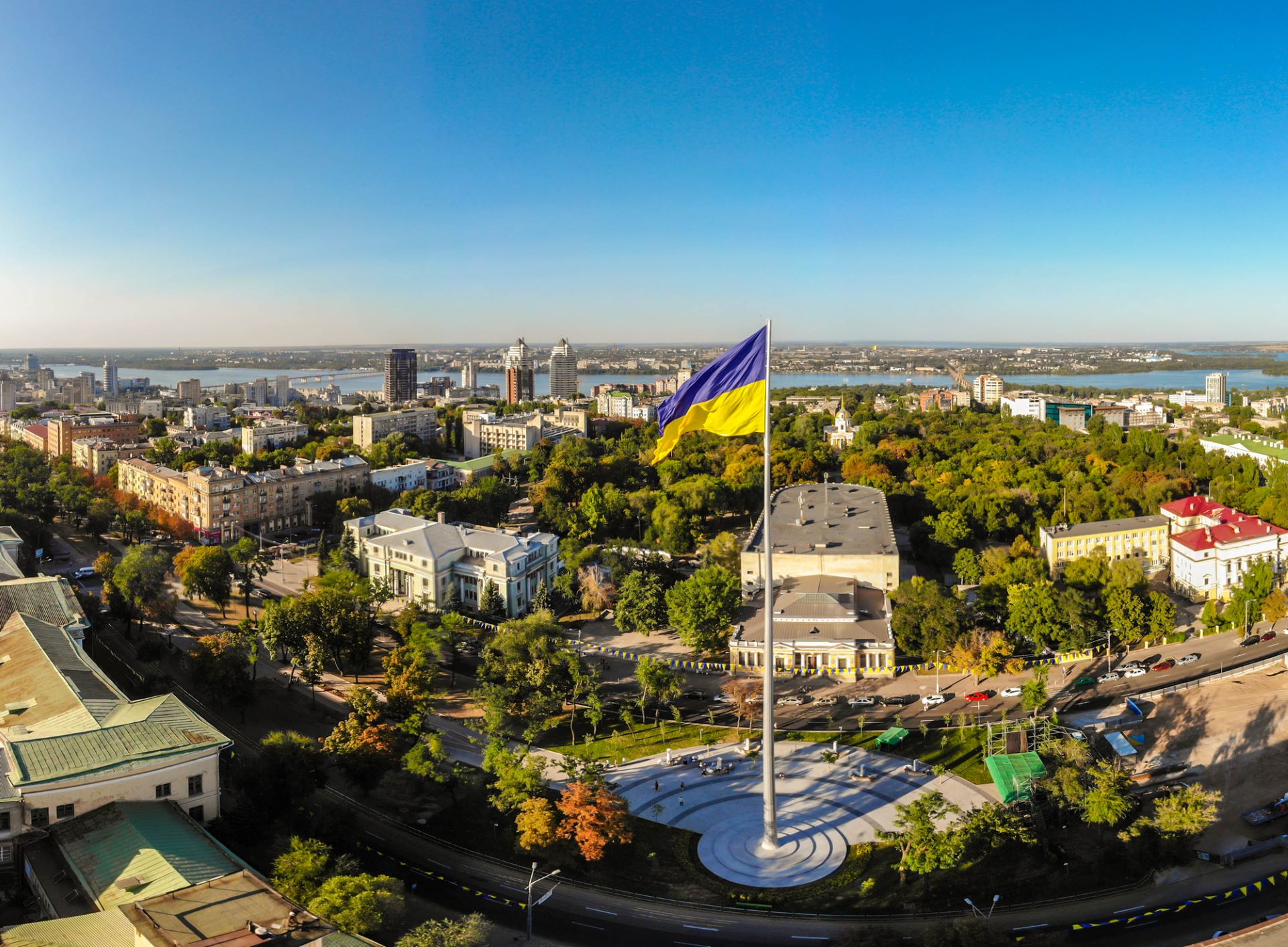 Росія атакувала Дніпро балістикою: поранені двоє людей, виникли пожежі